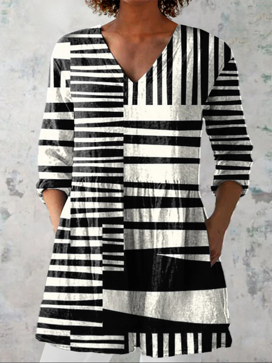 Sophie - Long Blouse with V-Neck - Black & White