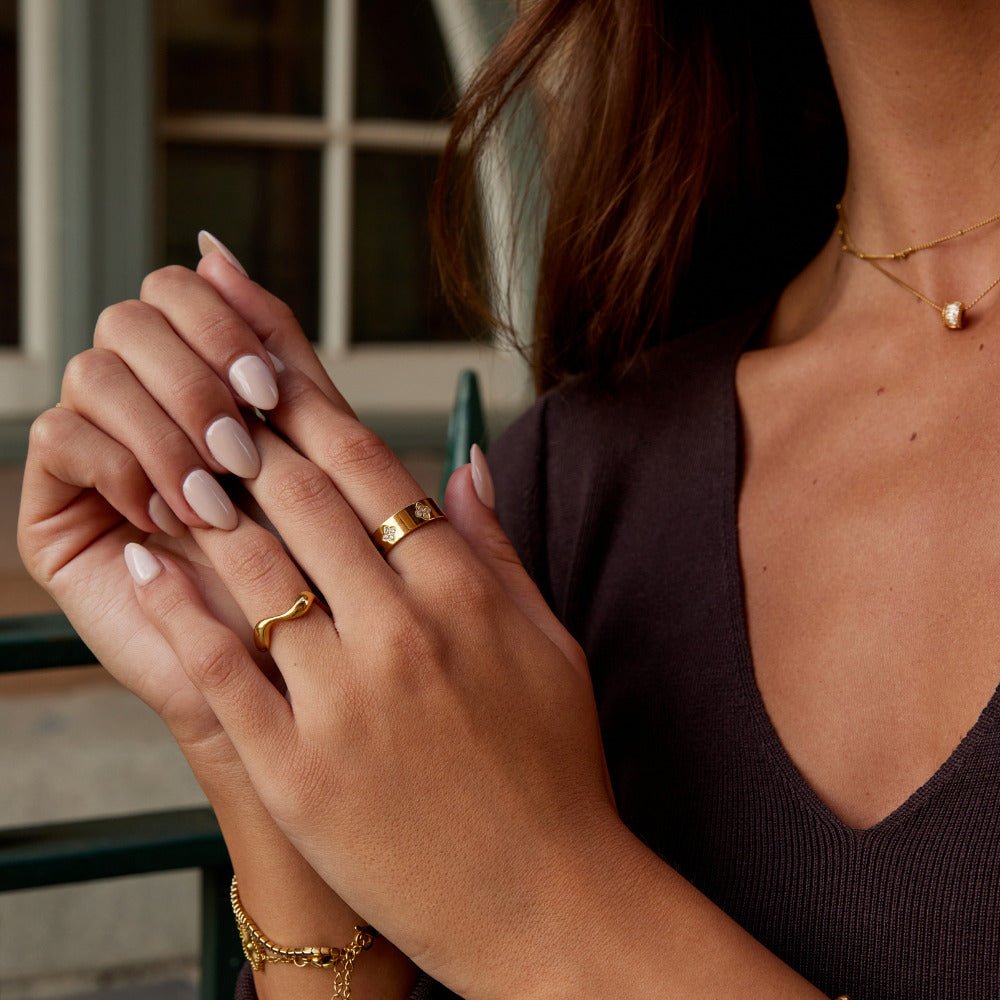 Nina - Crystal Clover Band Ring