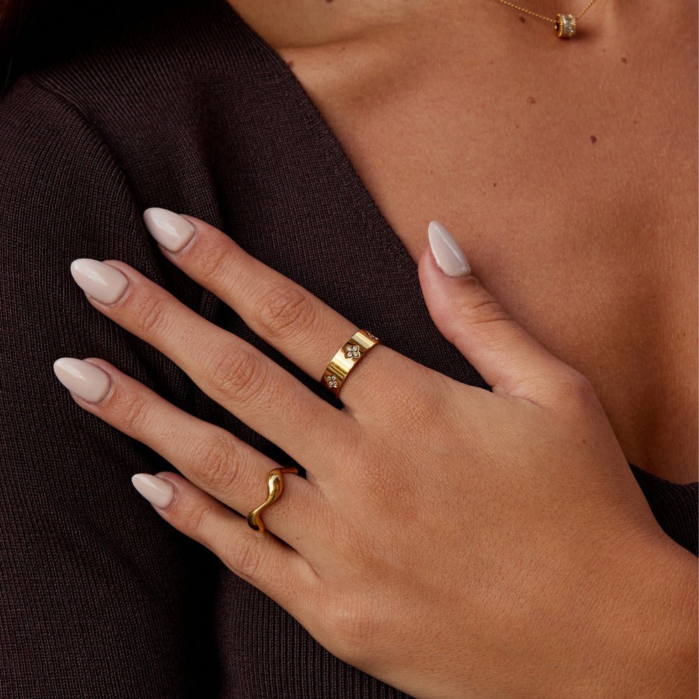 Nina - Crystal Clover Band Ring